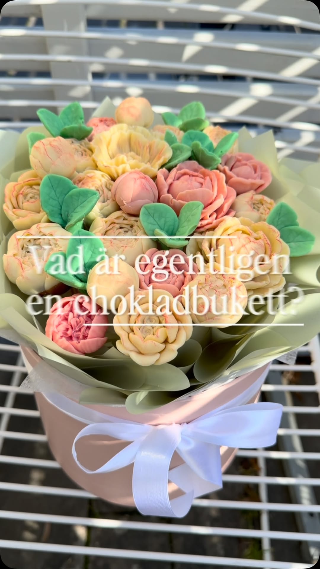 De här blommorna hinner aldrig vissna – de blir uppätna först! Vad är egentligen en chokladbukett?🍫💐 Det är en handgjo