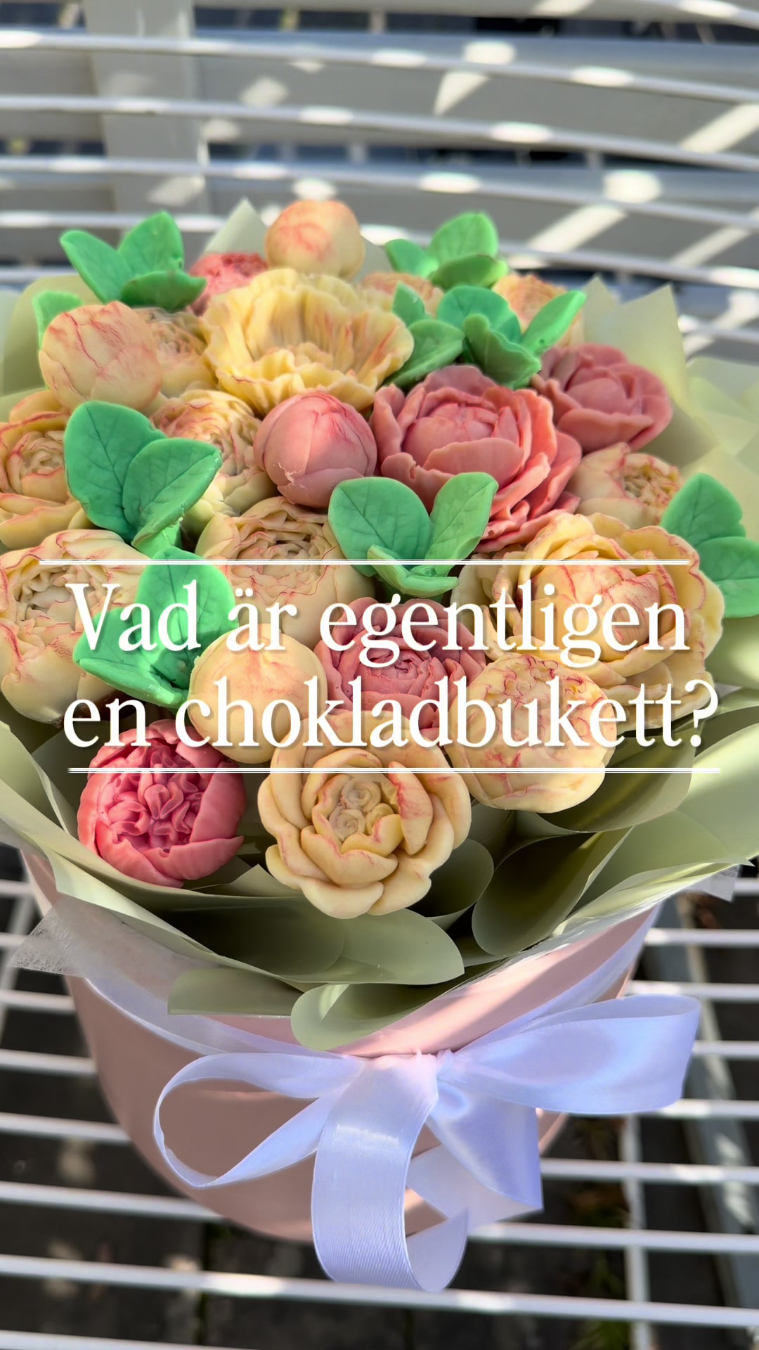 De här blommorna hinner aldrig vissna – de blir uppätna först 💐🍫 Vad är egentligen en chokladbukett? Det är en handgjord bukett där varje blomma skapas av belgisk choklad. Du kan välja olika förpackningar, färger och blomformer. Chokladblommorna kan göras med eller utan fyllning – till exempel med len ganache, nötter, marmelad eller torkad frukt. Och självklart kan du välja mellan mjölkchoklad, vit choklad och mörk choklad 🤍 Vilken choklad är din favorit? Skriv i kommentarerna: mjölk, vit eller mörk 👇 Snart lansering i Örebro ✨ #sverigetiktok #örebro #buket #chokladbuketten