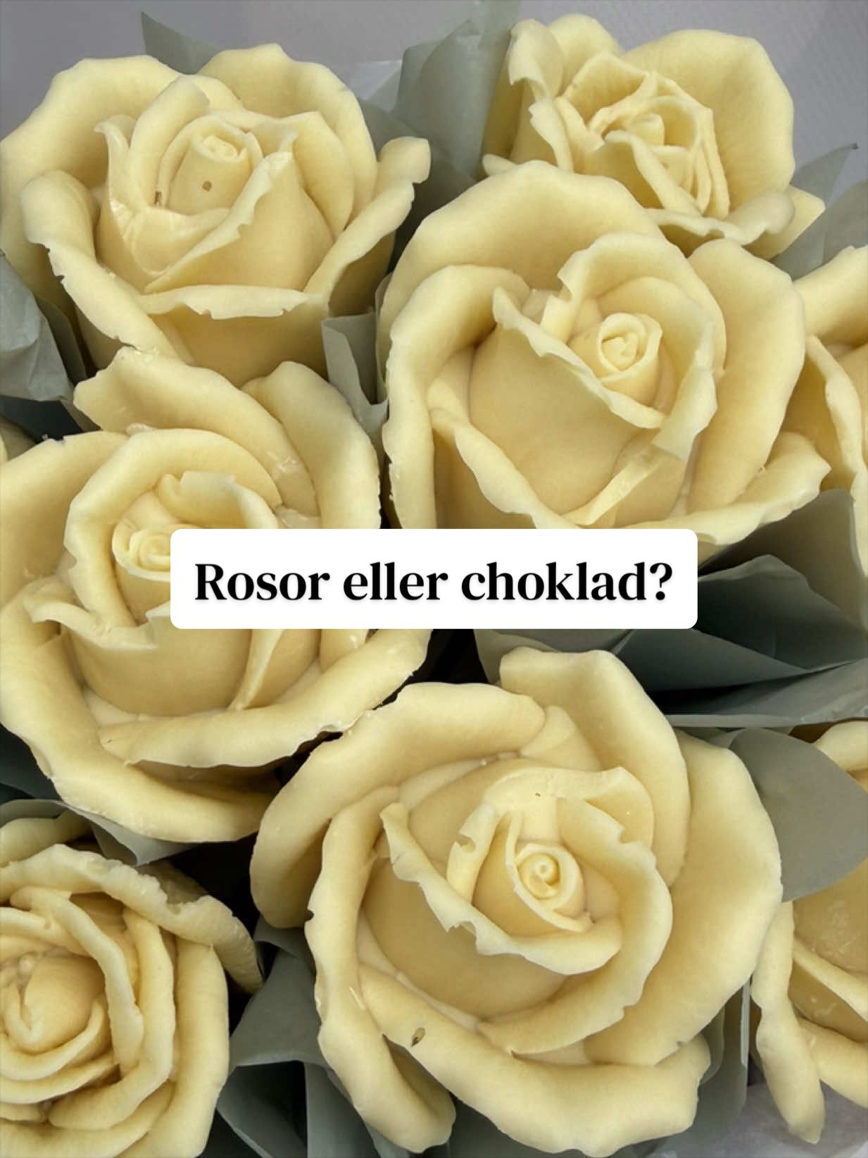 Vid första ögonkastet... Vad trodde du? 🌸✨ Låt dig inte luras av utseendet – allt är gjort av 100% ljuvlig belgisk choklad! 🍫 En bukett som aldrig vissnar! Klicka på hjärtat om du också älskar choklad och rosor! ❤️ #sverigetiktok #örebro #chokladbuketten #rose